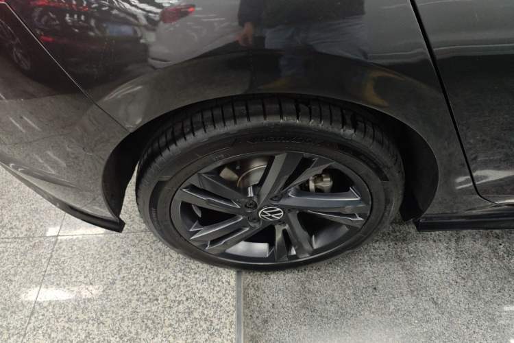 Used Volkswagen Golf 2023 Facelift 280TSI DSG R-Line Lite Right Rear Wheel Hub