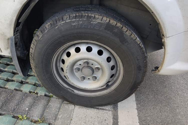 Used Dongfeng Yufeng  Right Front Wheel Hub