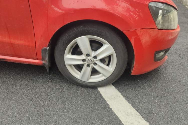 Used Volkswagen Polo 2013 1.6L Automatic Comfort Edition Right Front Wheel Hub