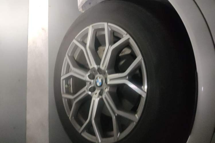 Used BMW X7 2021 Facelifted xDrive40i Luxury Package with Leading Features Right Front Wheel Hub