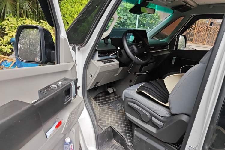 Used Farizon Super VAN 2025 Model, Zhifu Edition, Mid-axle High-roof, 68 kWh, Zhixin Driver Seat