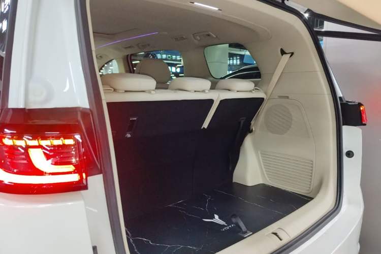 Used VOYAH Dream 2024 PHEV Extended-Range Premium Edition Trunk