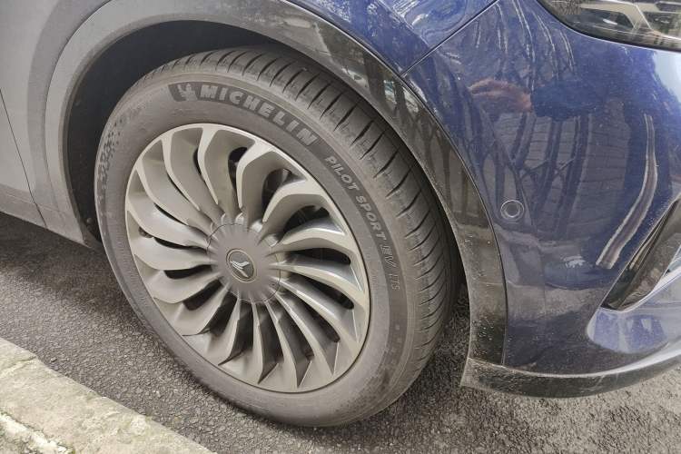 Used VOYAH FREE 2021 Four-Wheel Drive Standard Range-Extended Exclusive Luxury Package Right Front Wheel Hub