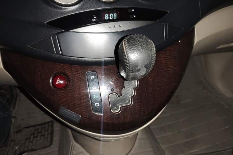 Used Mitsubishi Grandis 2007 2.4 7-Seater Comfort Edition Gear Lever