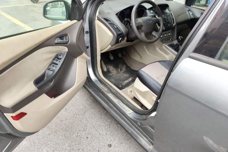 Used Ford Focus 2012 Sedan 1.6L Manual Comfort Model
