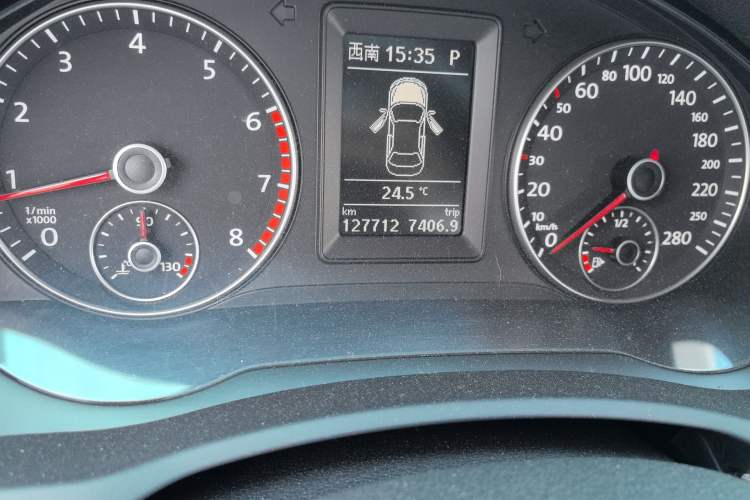 Used Volkswagen Eos 2011 2.0 TSI Odometer Close Up