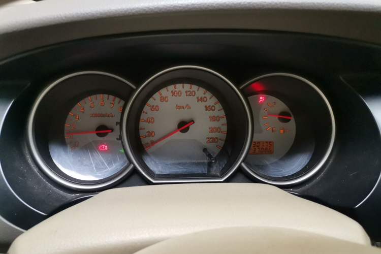 Used Nissan Livina 2010 Jingyue Edition 1.6L Manual All-Around Model Instrument Cluster