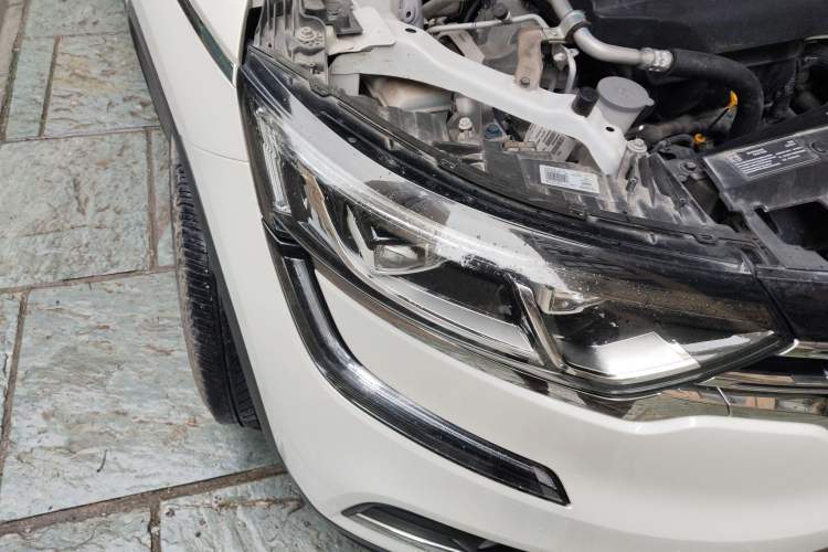 Used Renault Koleos 2018 2.0L Two-Wheel Drive 120th Anniversary Limited Edition Right Front Headlight