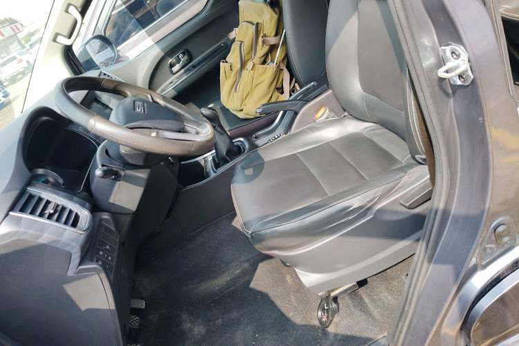 Used Jinbei Gold Hiace 2021 2.0L Passenger Van Travel Lion 7-Seater Left Front Seat