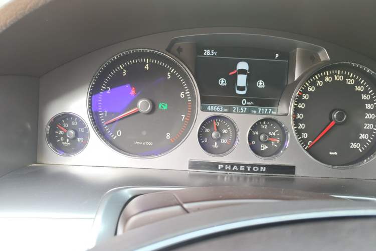 Used Volkswagen Phaeton 2014 3.0L Business Model Odometer Close Up