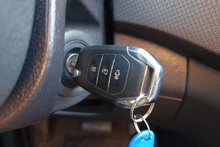 Used SAIC MAXUS T60 2017 2.0T Gasoline Automatic Two-Wheel Drive High-Ride Elite Standard Cabin
