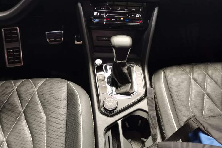Used Volkswagen Tiguan L 2022 380TSI Automatic All-Wheel Drive R-Line Enhanced Comfort 7-Seater Gear Lever