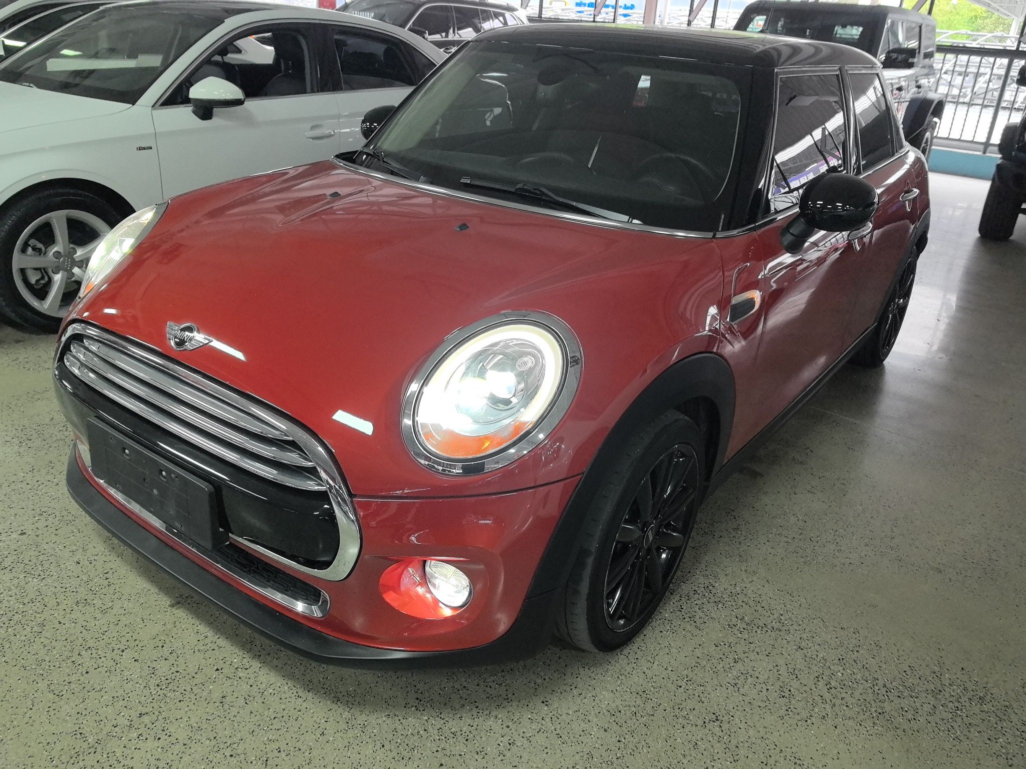 تحت مقدمة السيارة