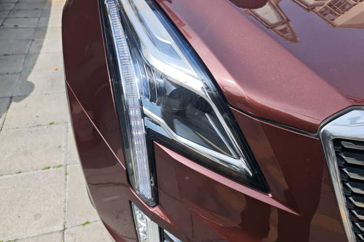 Used Cadillac XT5 2021 2.0T Four-Wheel Drive Luxury Version Right Front Headlight