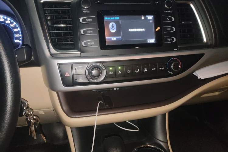 Used Toyota Highlander 2018 2.0T Two-Wheel Drive Elite Edition 5 Seats Emission Standard China V Audio And AC Panel