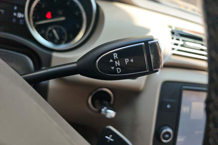 Used Mercedes-Benz R-Class 2014 R 320 4MATIC Luxury Model Gear Lever