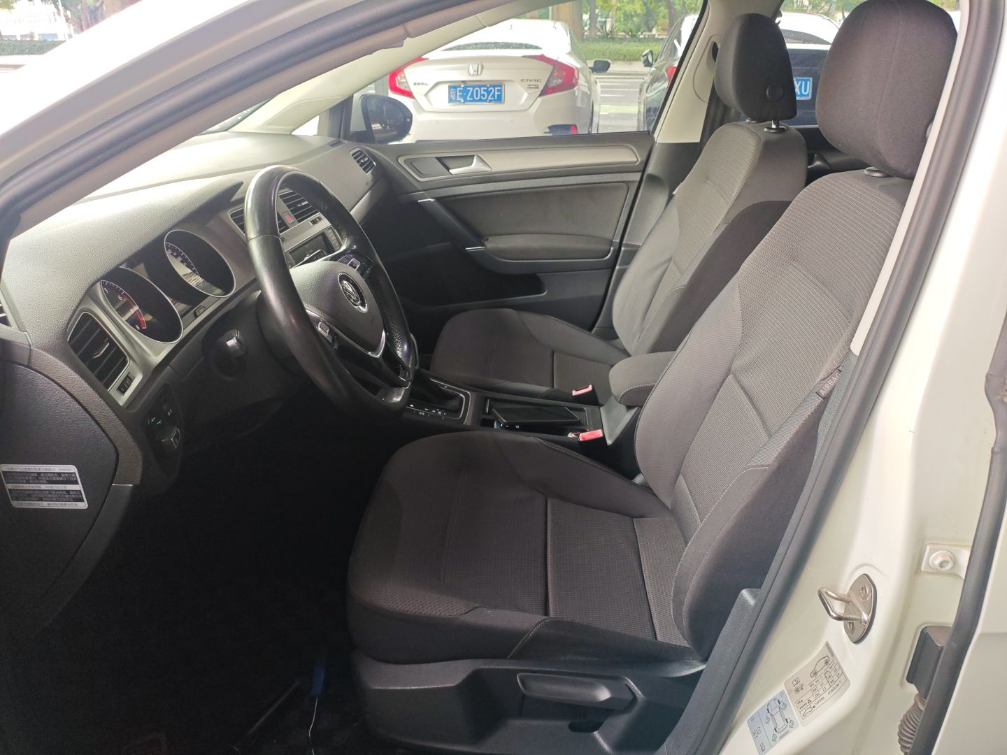 المقاعد الأمامية داخل السيارة