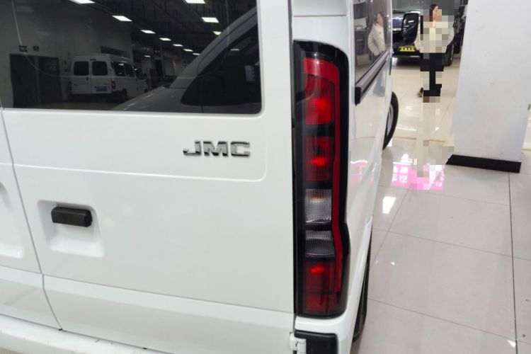Used JMC Fushun 2023 2.0T Automatic Short-Wheelbase Low-Roof Commercial & Multi-Purpose Passenger Vehicle 6-Seater with Dual-Opening Tailgate
