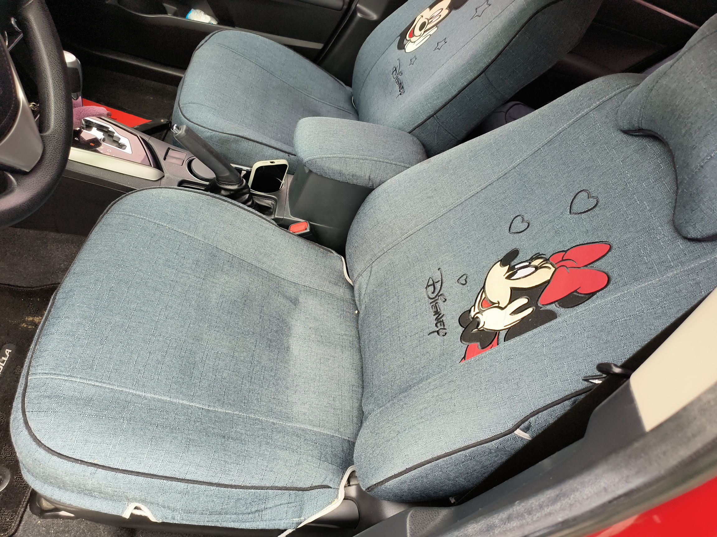 المقاعد الأمامية داخل السيارة