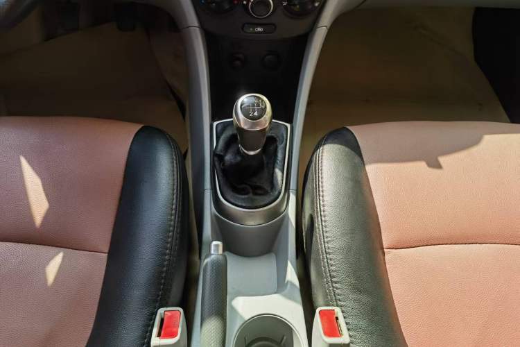 Used Hyundai Verna (older generation) 2014 1.4L Manual Smart GLS Trim Gear Lever