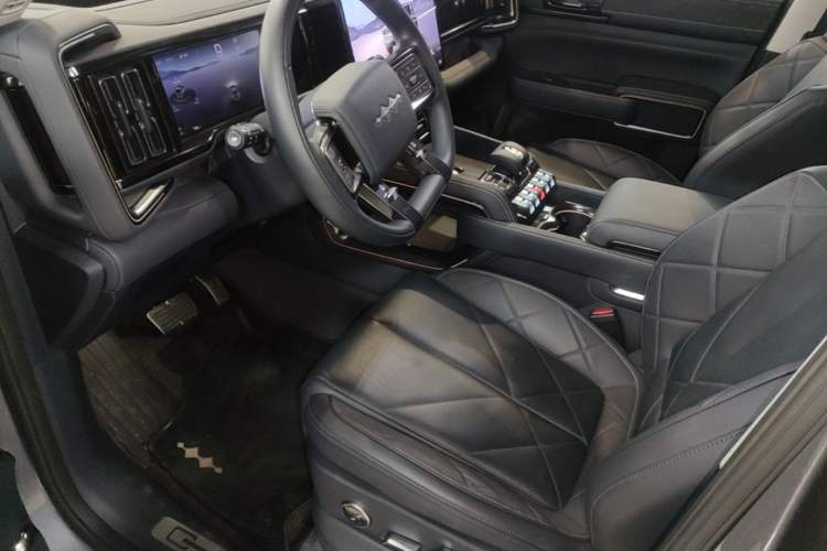 Used Formula Leopard 5 2023 Navigator Edition Left Front Seat