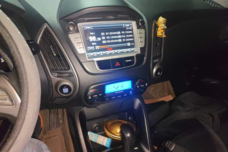 Used Hyundai ix35 2010 2.0L Automatic Two-Wheel Drive Elite Edition GLS Audio And AC Panel