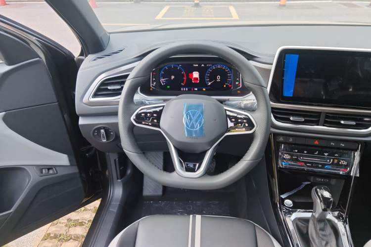 Used Volkswagen T-ROC 2025 Facelifted 300TSI DSG Two-Wheel-Drive Starlight Edition
