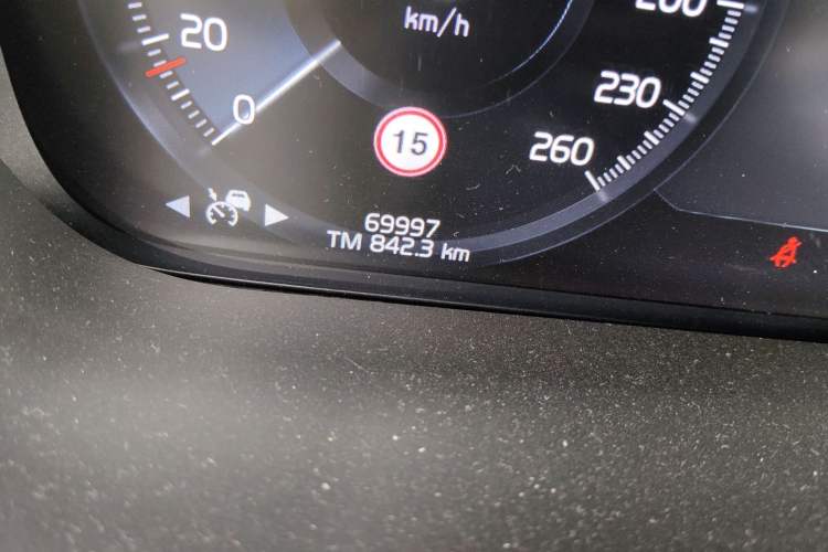 Used Volvo XC60 2021 T5 4x4 Smart Luxury Edition Odometer Close Up