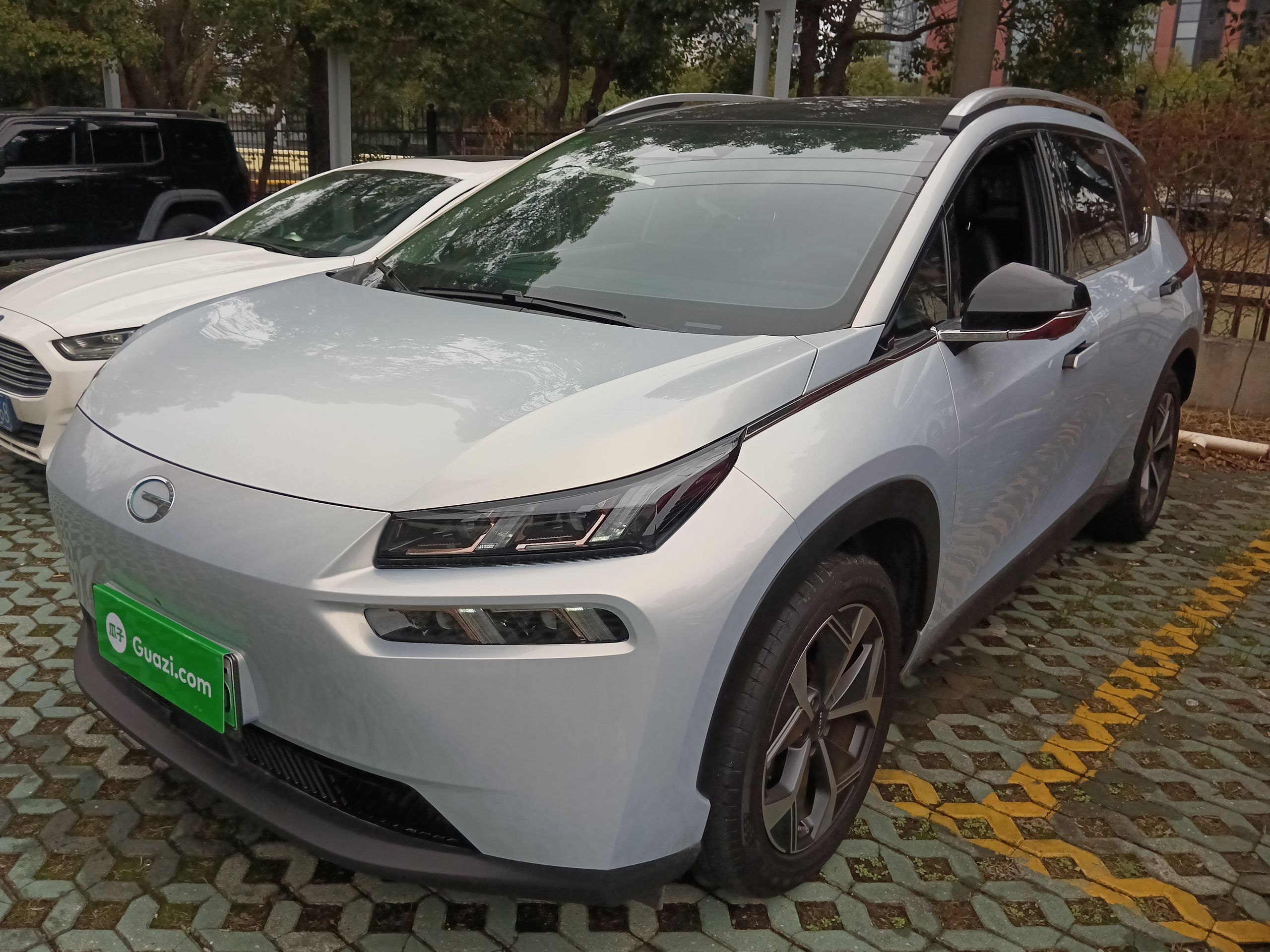 Под передней частью автомобиля