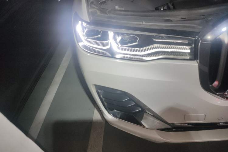 Used BMW X7 2021 Facelifted xDrive40i Luxury Package with Leading Features Right Front Headlight