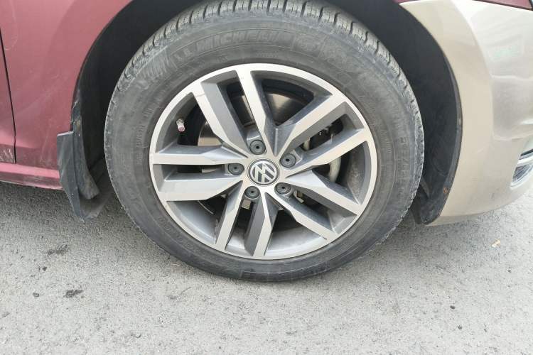Used Volkswagen Golf 2016 230TSI Automatic Luxury Version Right Front Wheel Hub