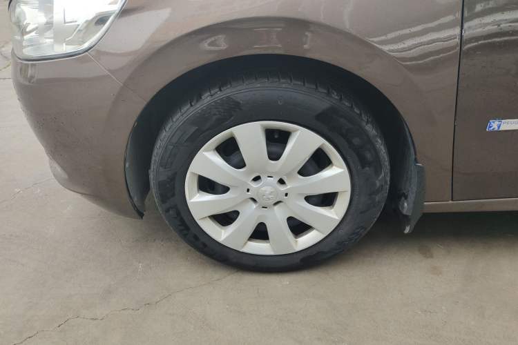 Used Peugeot 301 2014 1.6L Manual Comfort Edition Left Front Wheel Hub