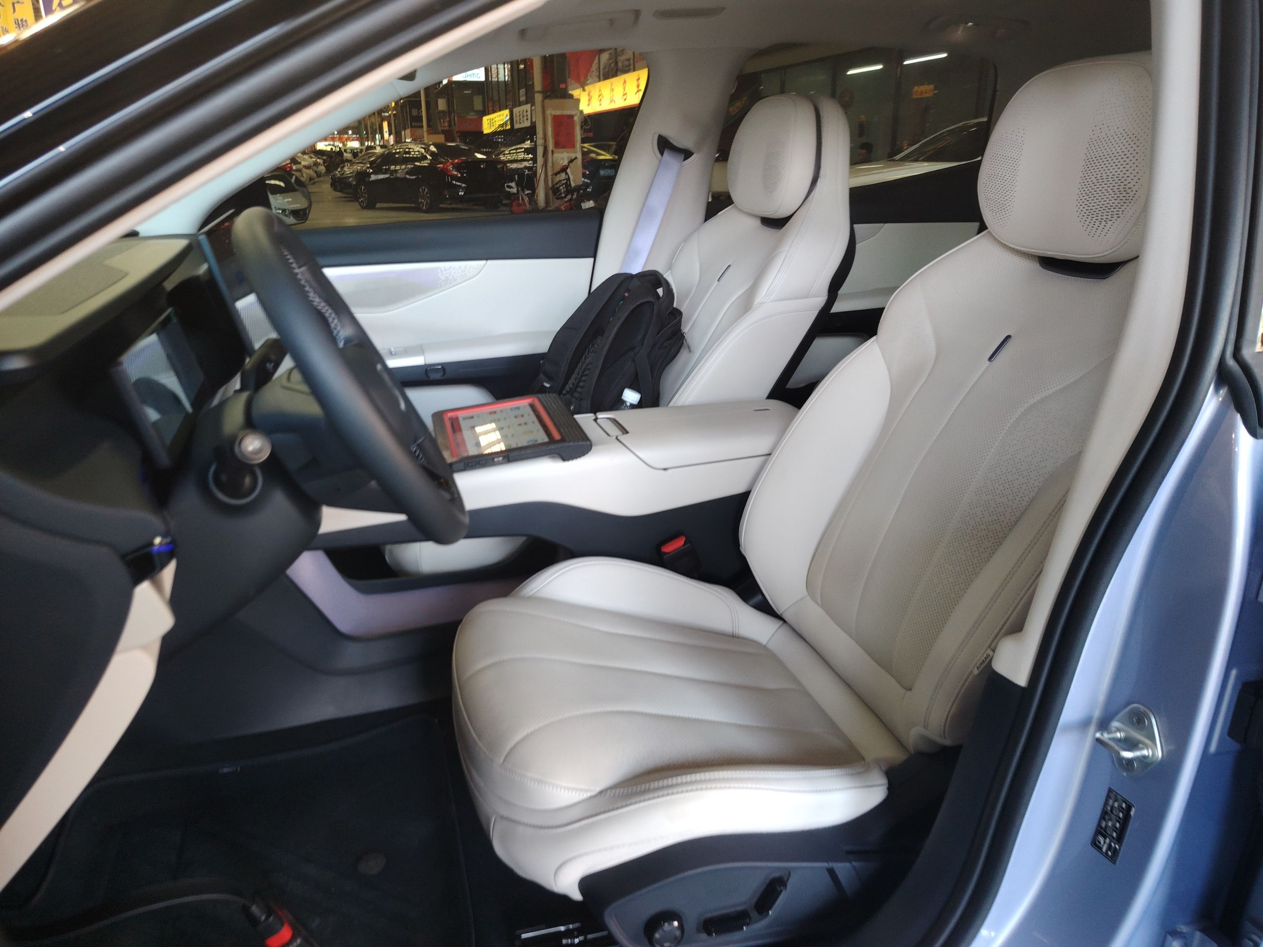 Переднее сиденье в автомобиле