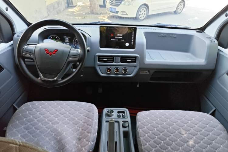 Used Wuling Yangguang 2024 300KM Comfort Version Passenger Van 75kW
