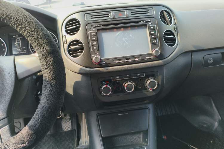 Used Volkswagen Tiguan 2013 1.8TSI Manual Two-Wheel Drive Trend Edition Audio And AC Panel