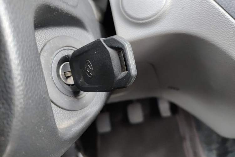 Used SAIC MAXUS Xintu V90 2024 Zhiyun 2.0T Manual Rear-Drive Extended-Wheelbase High-Roof Model with Dual Rear Tires and 3 Seats