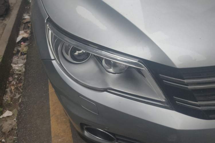 Used Volkswagen Tiguan 2010 2.0 TSI Automatic All-Wheel Drive Flagship Edition Right Front Headlight
