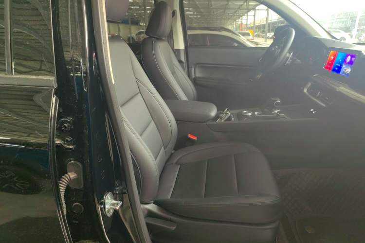 Used Great Wall Poer 2023 2.0T Commercial Version Automatic Diesel Two-Wheel Drive Elite Trim with Long Bed – GW4D20M Right Front Seat