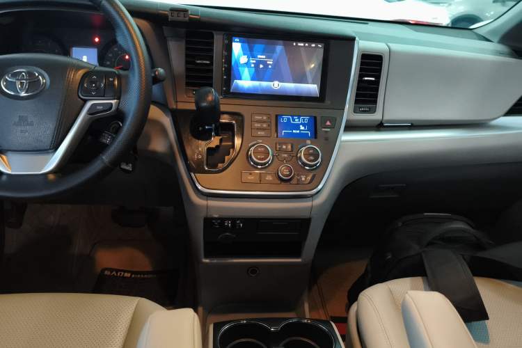 Used Toyota Sienna (Parallel Import) 2015 3.5L Two-Wheel Drive L Version—U.S. Specification
