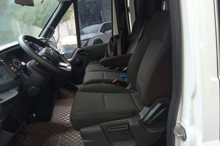 Used JMC Fushun 2023 2.0T Automatic Short-Wheelbase Low-Roof Commercial Van 2/3 Seats with Dual-Opening Tailgate