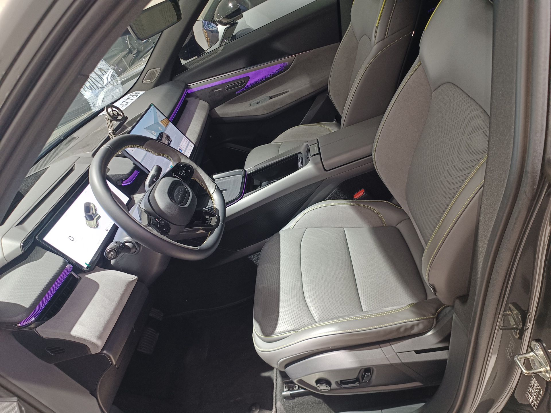 المقاعد الأمامية داخل السيارة