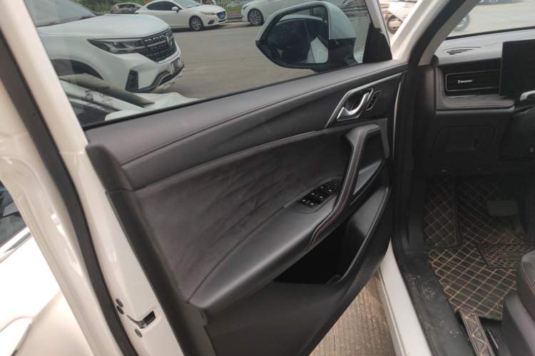 Used Roewe D5X DMH 2024 135 Tech Edition
