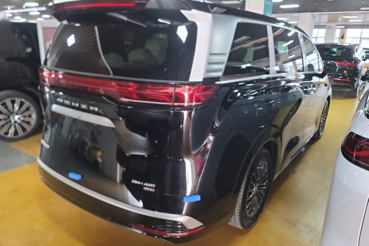 Used Denza D9 2025 DM-i Smart Drive 1020 Four-Wheel Drive Premium Model
