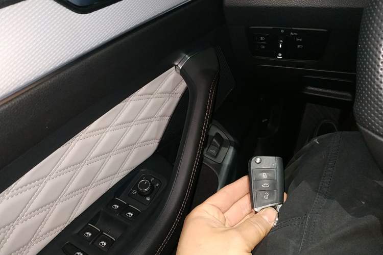 Used Volkswagen Magotan 2025 Revised Version Zhongxiang Edition 330TSI DSG Luxury Trim Vehicle Key