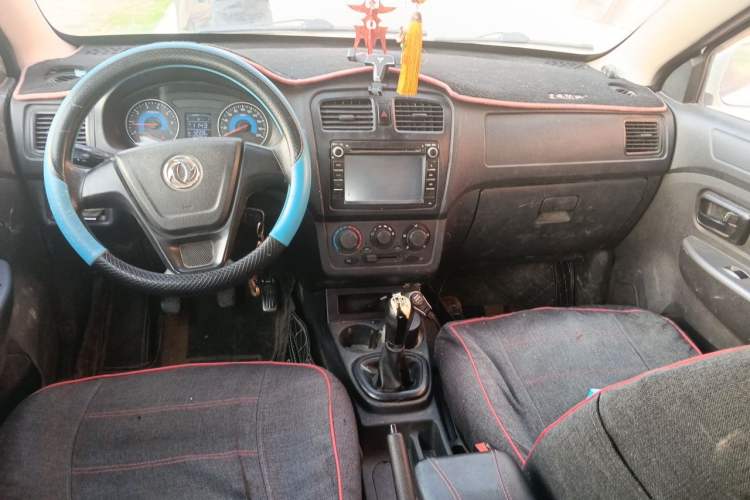 Used Dongfeng Fengon 330 2014 1.5L Manual Utility Version DK15 Center Console