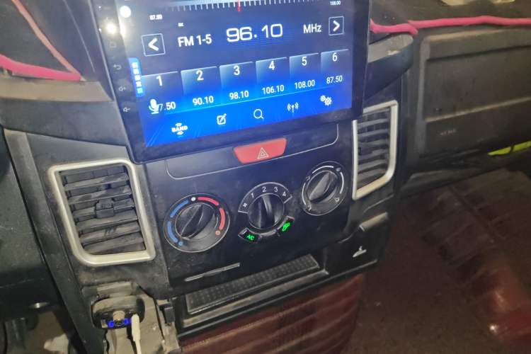 Used Iveco Daily 2020 2.5T A35 Passenger Van with Dual Tires Mid-Roof Design 5-9 Seater Side-Sliding Door China V Emission Standard
