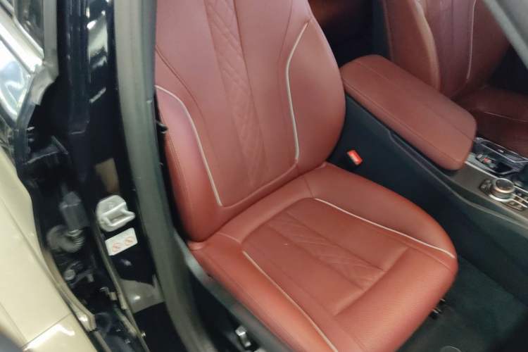 Used BMW 5 Series 2022 Restyled 530Li Leading Edition M Sport Package Right Front Seat