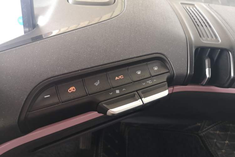 Used Baojun E300 2020 Plus Interstellar Future Edition Audio And AC Panel