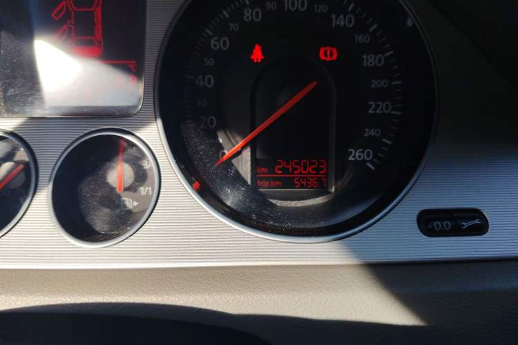 Used Volkswagen Magotan 2011 1.8TSI DSG Comfort Model Odometer Close Up