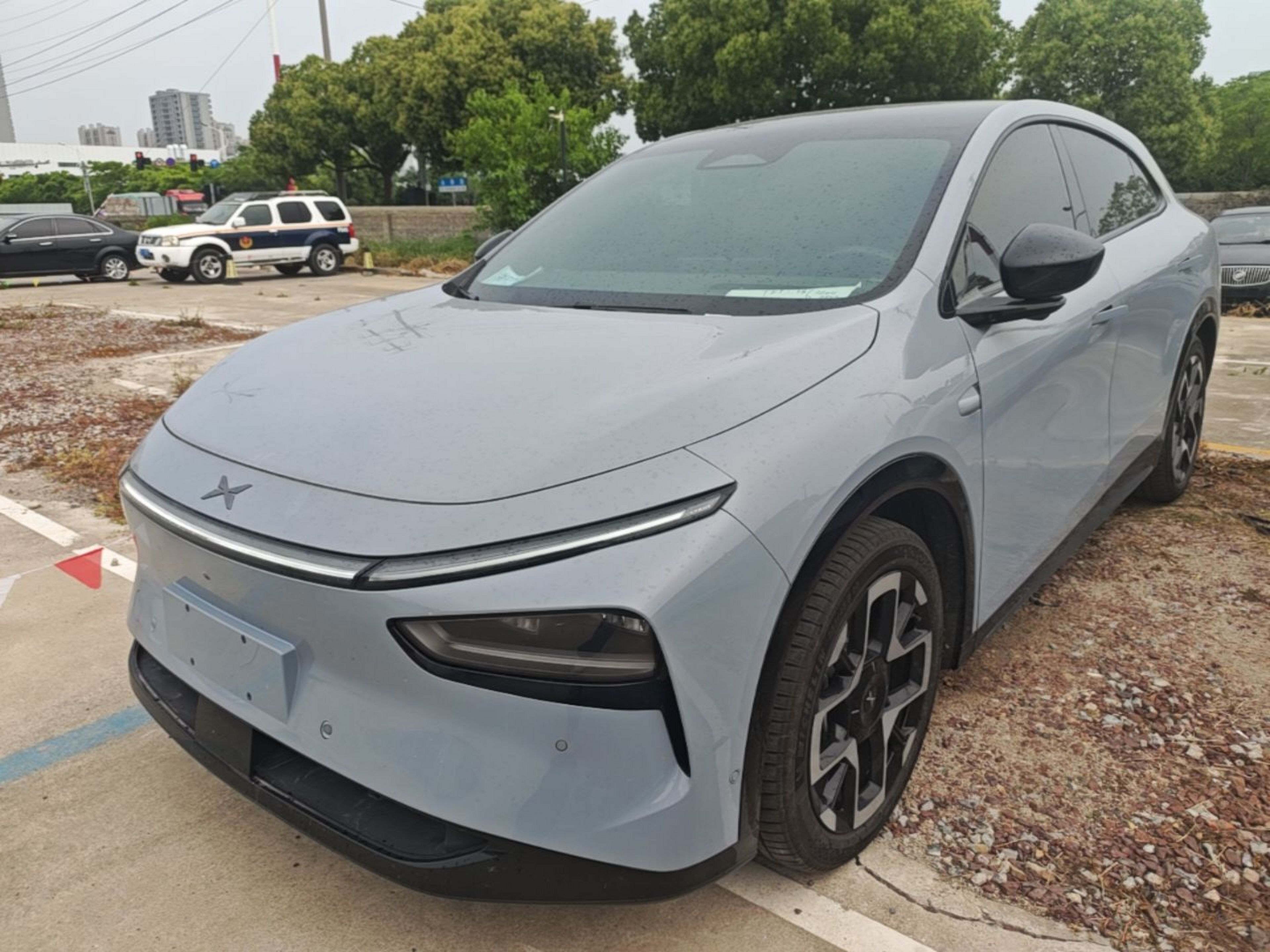 Под передней частью автомобиля